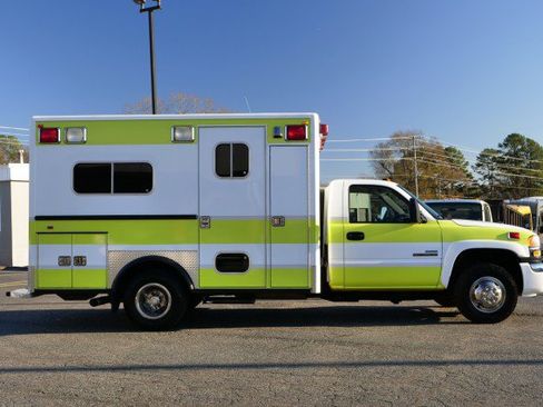 Used 2006 GMC Sierra 3500 SLE w/ Heavy-Duty Power Package image 9