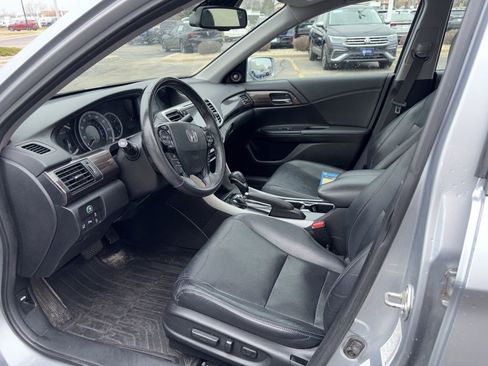 Used 2017 Honda Accord Touring image 4