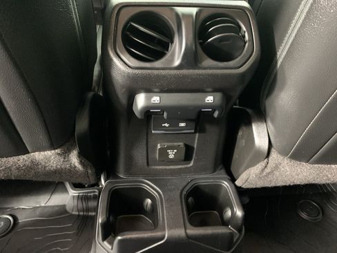 Used 2019 Jeep Wrangler Unlimited Sahara AWD/4WD image 32