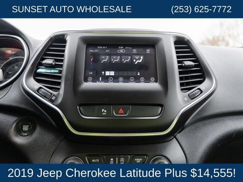 Used 2019 Jeep Cherokee Latitude Plus AWD/4WD image 46
