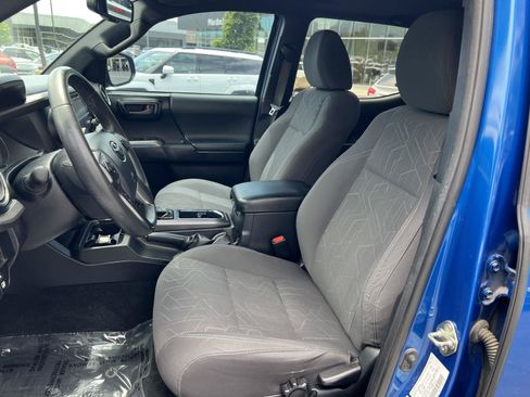 Used 2017 Toyota Tacoma TRD Sport AWD/4WD image 27