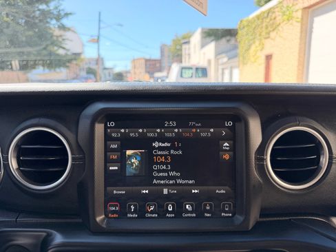 Used 2019 Jeep Wrangler Unlimited Sahara AWD/4WD image 31