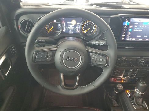 Used 2025 Jeep Wrangler Unlimited Rubicon image 15