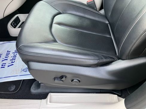Used 2024 Chrysler Pacifica Touring-L image 13