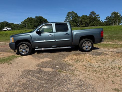 Used 2011 Chevrolet Silverado 1500 LT w/ Regional Value Package RWD image 2