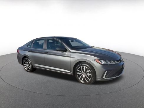 Used 2025 Volkswagen Jetta SE image 2