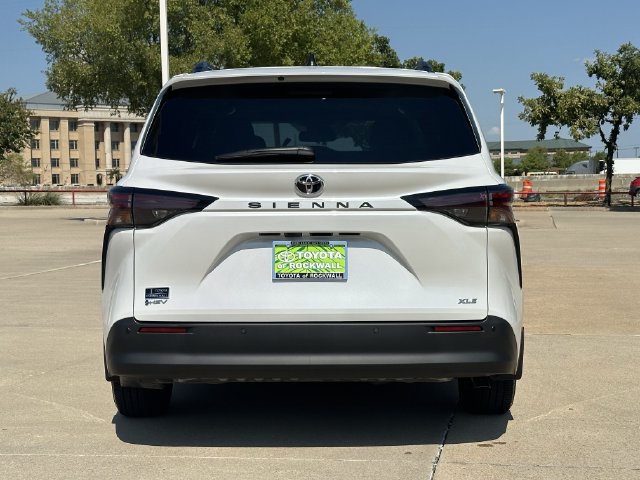 Used 2026 Toyota Sienna XLE FWD image 4