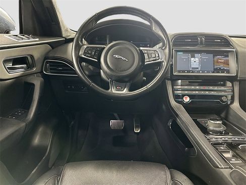 Used 2019 Jaguar F-PACE S image 25