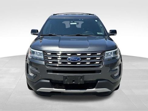 Used 2017 Ford Explorer XLT w/ Equipment Group 202A AWD/4WD image 16