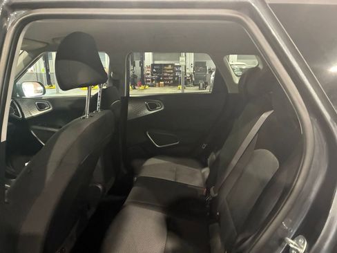 Used 2025 Kia Soul LX w/ LX Technology Package FWD image 21