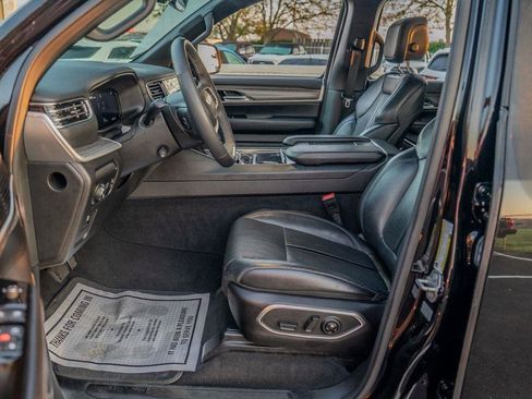 Used 2024 Jeep Wagoneer L Series II w/ Flexible Seating Group AWD/4WD image 15