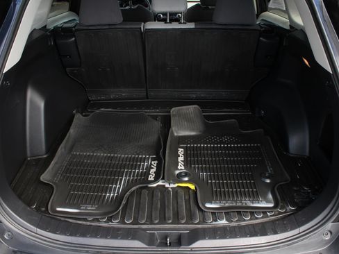 Used 2020 Toyota RAV4 XLE w/ Convenience Package AWD/4WD image 8