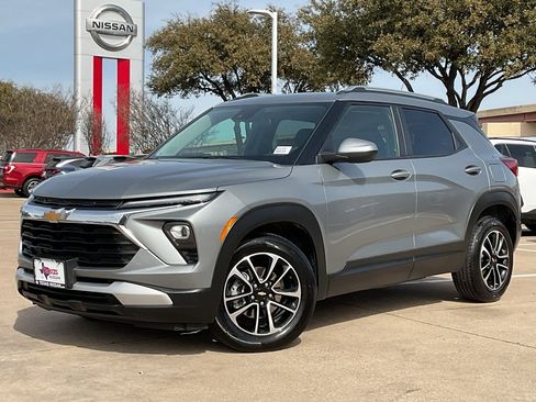 Used 2025 Chevrolet TrailBlazer LT image 2