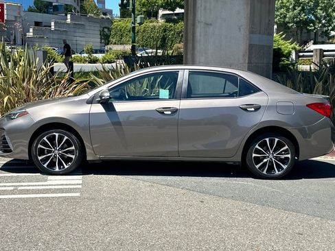 Used 2019 Toyota Corolla SE FWD image 2