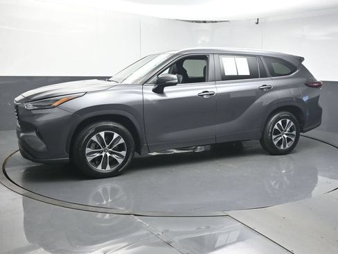 Used 2024 Toyota Highlander XLE FWD image 4