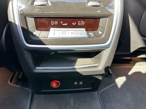 Used 2025 BMW X7 xDrive40i w/ Premium Package image 16