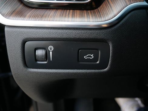 Used 2022 Volvo XC60 B5 Momentum w/ Climate Package AWD/4WD image 28