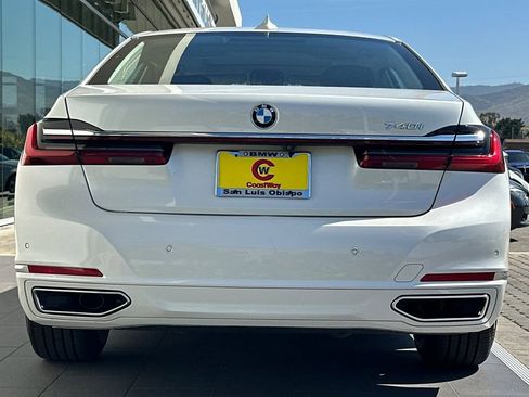 Used 2022 BMW 740i w/ Premium Package RWD image 4
