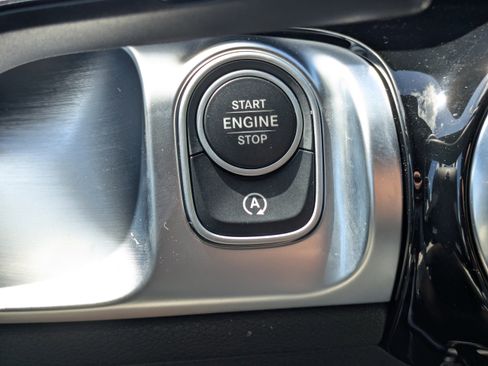 Used 2025 Mercedes-Benz GLB 250 image 28