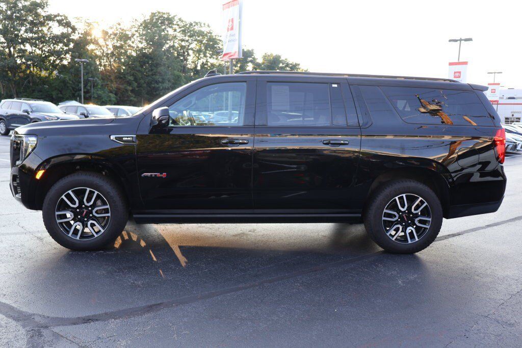 Used 2023 GMC Yukon XL AT4 w/ AT4 Premium Package AWD/4WD image 3