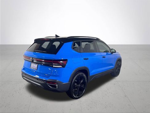 Certified 2025 Volkswagen Taos SE image 6