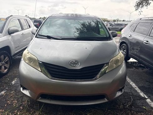 Used 2014 Toyota Sienna LE FWD image 2
