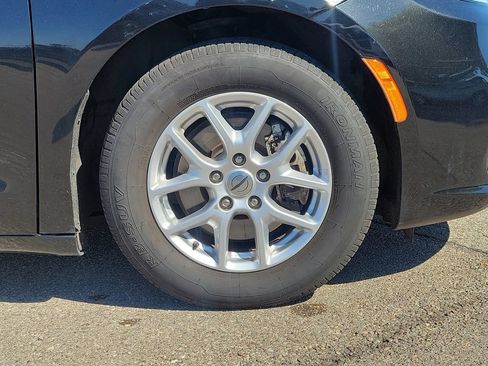 Used 2023 Chrysler Pacifica Touring-L FWD image 8