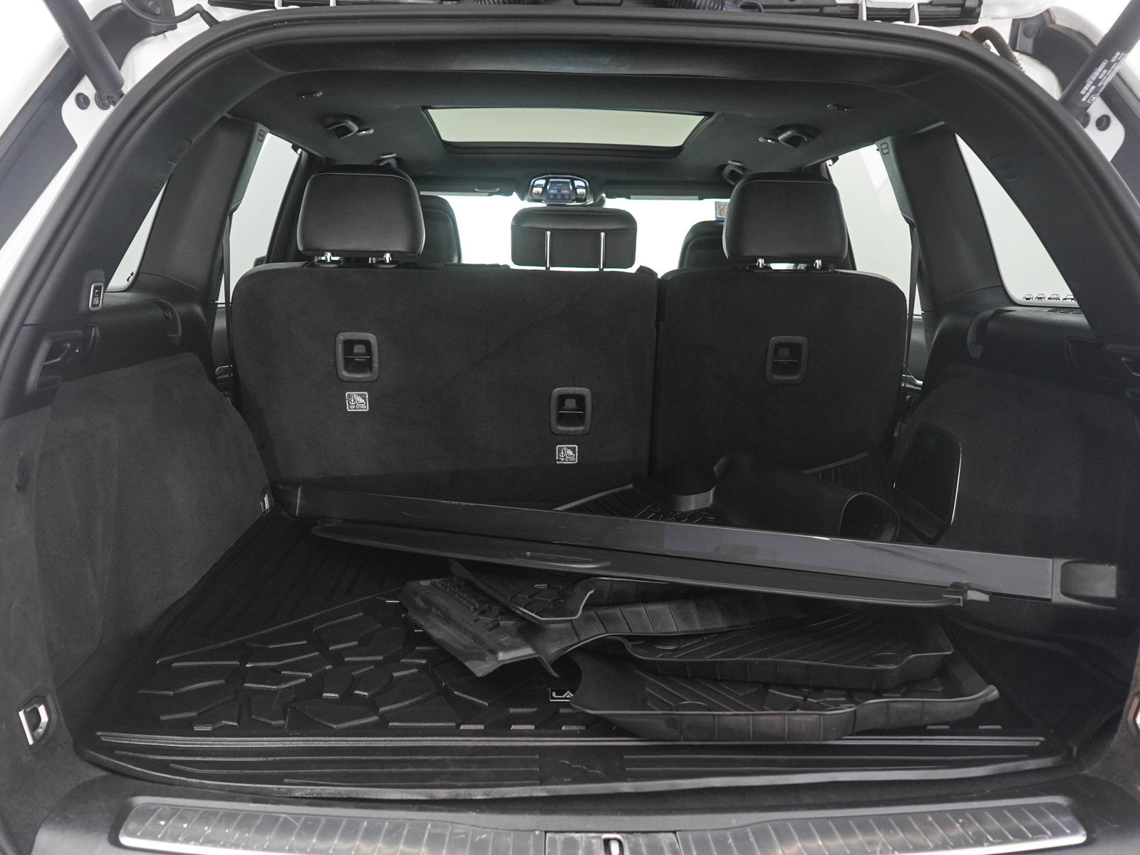 Used 2023 Jeep Grand Cherokee Overland w/ Luxury Tech Group IV AWD/4WD image 9