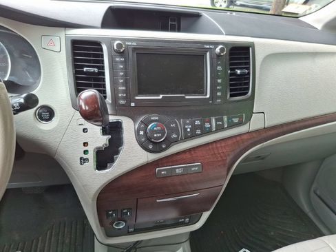 Used 2013 Toyota Sienna Limited w/ Premium Pkg AWD/4WD image 16