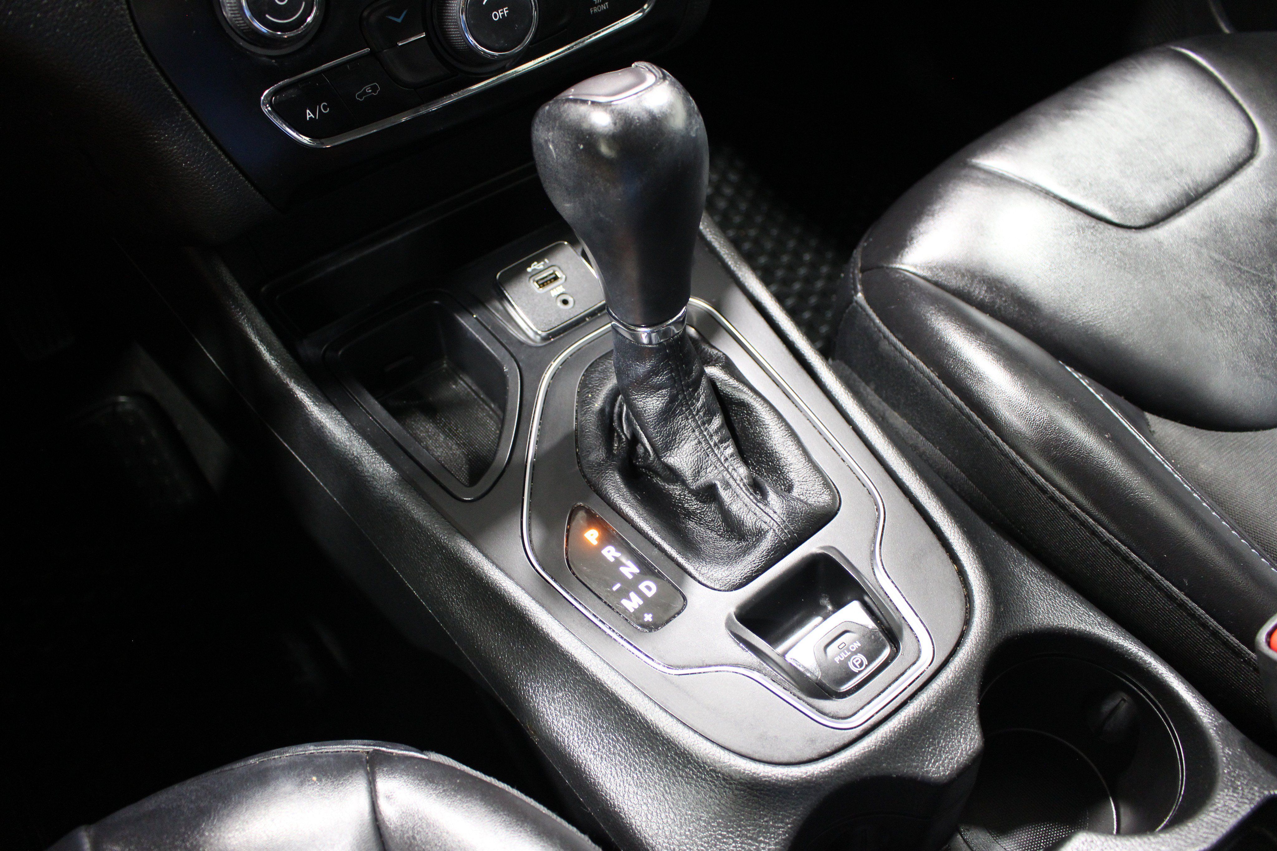 Used 2019 Jeep Cherokee Latitude Plus w/ Cold Weather Group FWD image 16