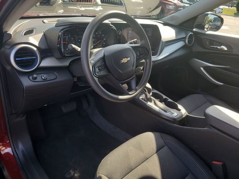 Used 2025 Chevrolet Trax LS FWD image 17