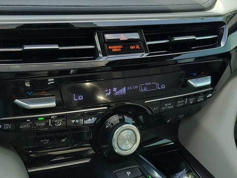 Used 2022 Acura MDX FWD w/ Technology Package image 32