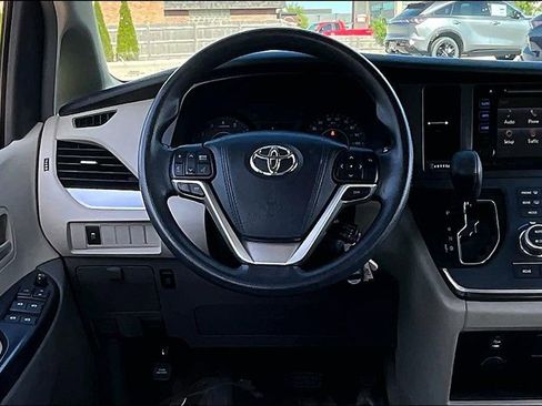 Used 2017 Toyota Sienna LE FWD image 17