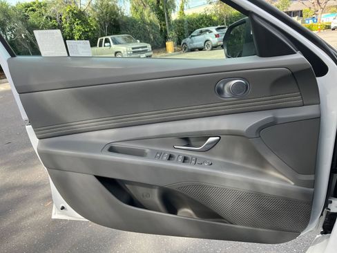 Used 2025 Hyundai Elantra SEL image 18