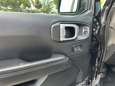 Used 2019 Jeep Wrangler Unlimited Sahara w/ LED Lighting Group AWD/4WD image 15