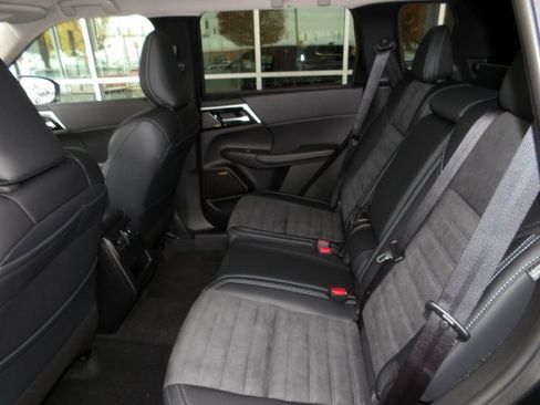 New 2025 Mitsubishi Outlander SE image 16