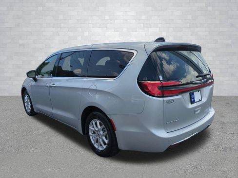 Used 2023 Chrysler Pacifica Touring-L FWD image 7