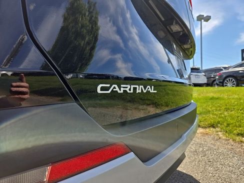 Used 2025 Kia Carnival EX FWD image 10