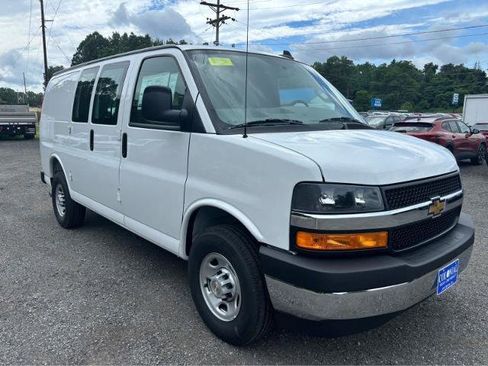 Used 2025 Chevrolet Express 2500 w/ Driver Convenience Package RWD image 3