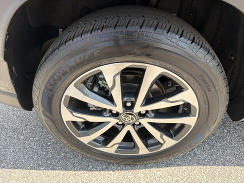 Used 2022 Toyota Corolla Cross XLE w/ Convenience Package FWD image 18