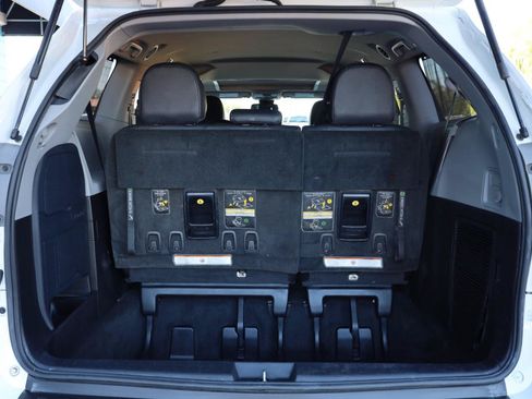 Used 2018 Toyota Sienna SE w/ SE Preferred Package FWD image 15