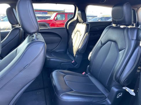 Used 2025 Chrysler Pacifica Select image 27