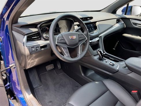 New 2025 Cadillac XT5 Luxury image 9