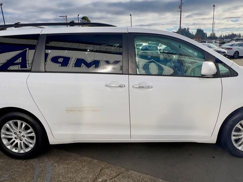 Used 2011 Toyota Sienna XLE w/ Premium Pkg image 4