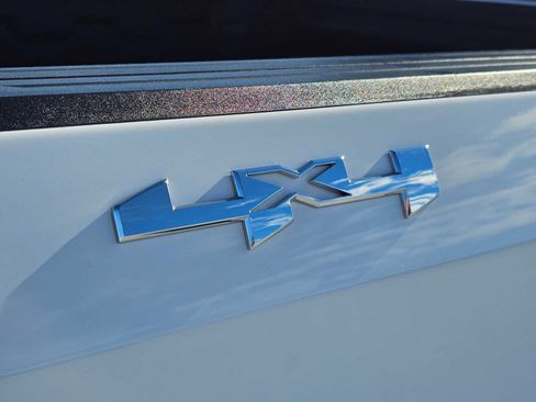 Used 2025 GMC Sierra 1500 SLE w/ Preferred Package image 14