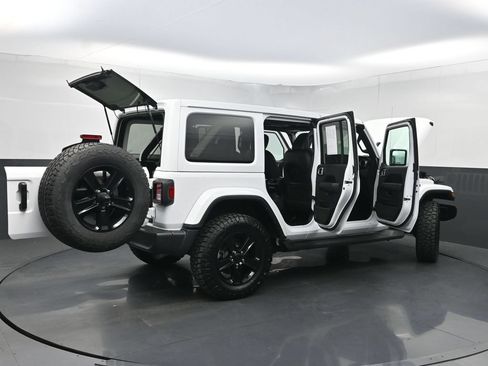 Used 2022 Jeep Wrangler Unlimited Sahara AWD/4WD image 40