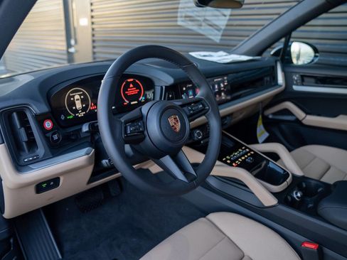 New 2026 Porsche Cayenne Base image 4