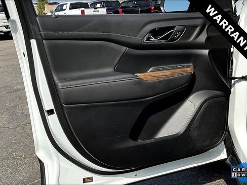 Used 2023 GMC Acadia SLE image 19