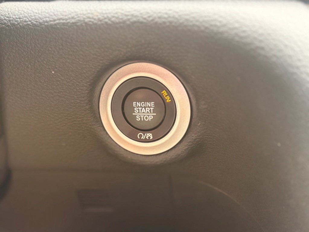 Used 2025 Chrysler Pacifica Limited FWD image 46