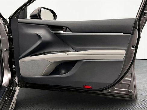 Used 2022 Toyota Camry SE image 24